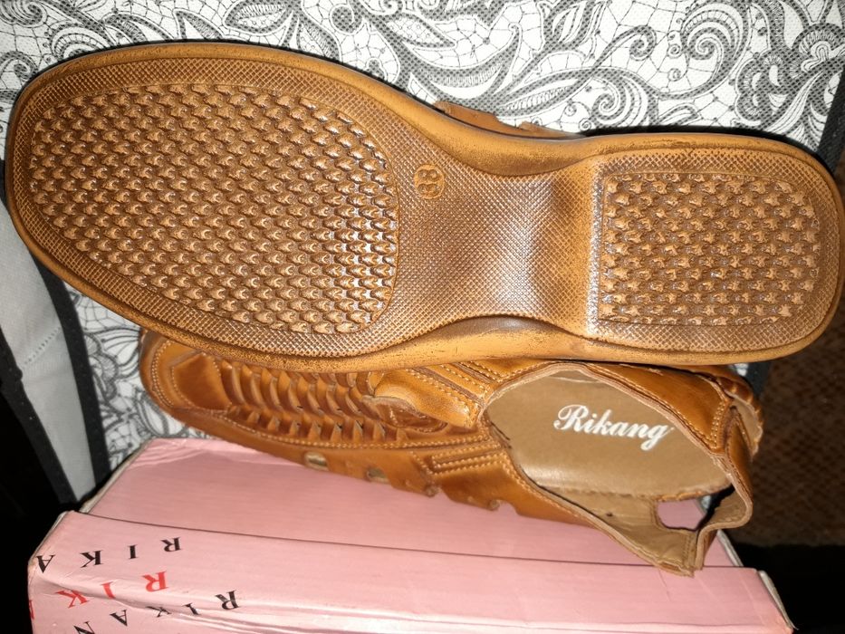 Продам новые босоножки