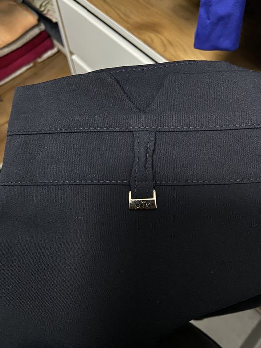 Пробам темно-синюю юбку