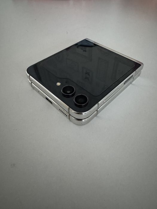 Samsung z flip 5 256GB цвят крем