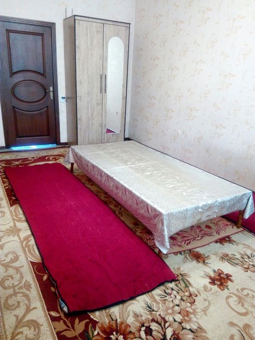 Jahon tillari univer oldida