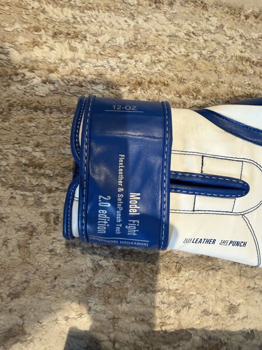 Боксерский комплект Clinch: перчатки 12 oz + шлем