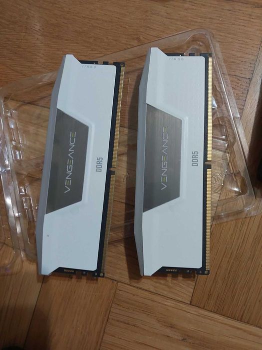 32GB 5200MT/s CL40 - Corsair Vengance RGB (XMP) DDR5