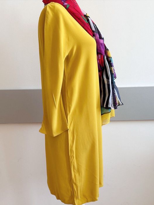 Елегантна хубава рокля в хубав жълт цвят