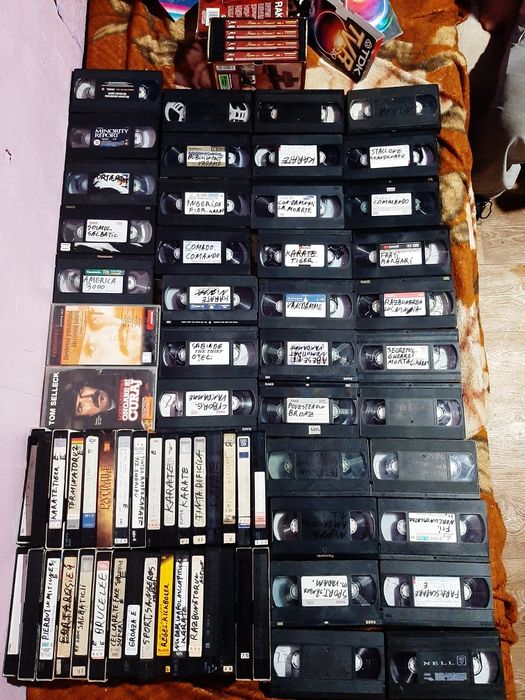 Vând casete video filme vechi traduse în stare bună