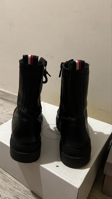 TOMMY HILFIGER – черни боти