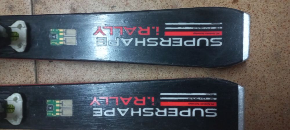 Ски HEAD 163 см и 156 см,радиус 12 и 11,4.в добро състояние.