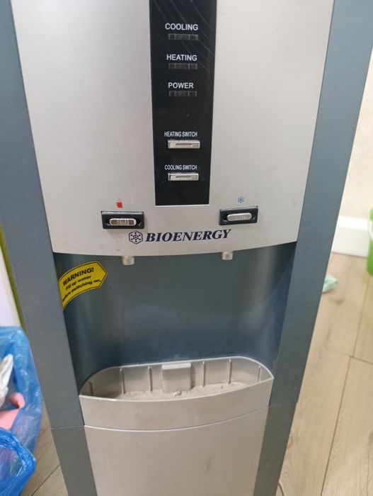 Диспенсер работает