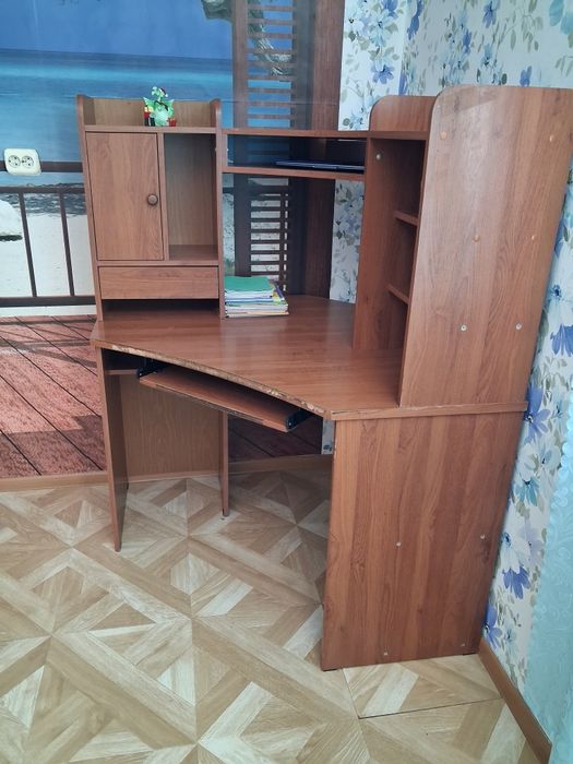 Продам компьютерный стол угловой
