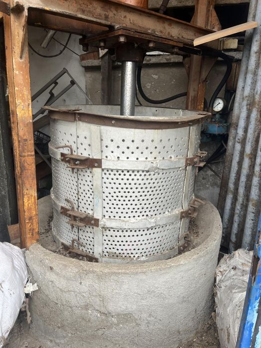 Хидравлична преса двойно действаща с МАСЛЕНА СТАНЦИЯ