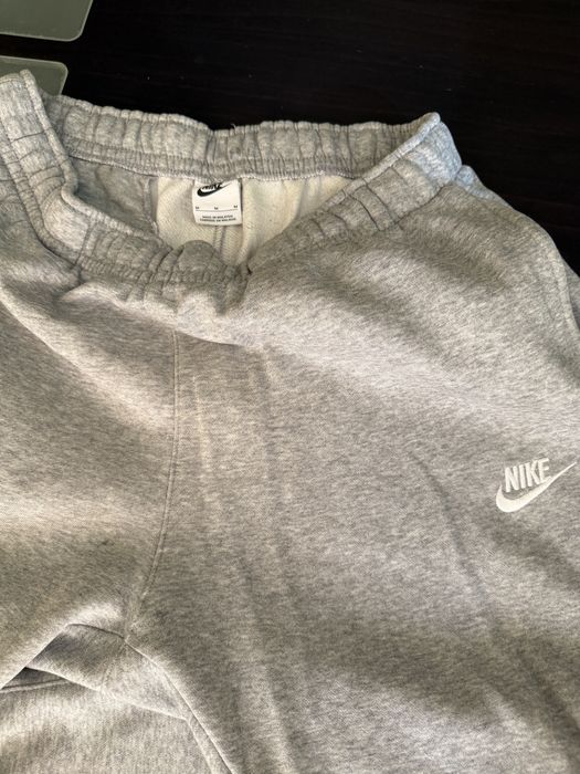 Сив спортен панталон Nike