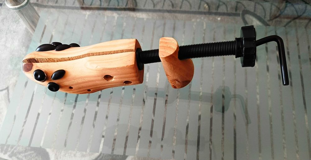 Устройство за разтягане на тесни обувки