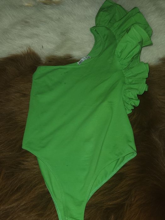 Vand body Zara verde M pe un umar cu volan