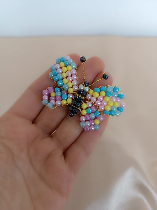 Broșe insecte lucrate manual