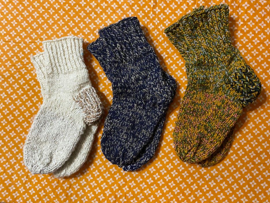 Продам носки и тапочки вязанные