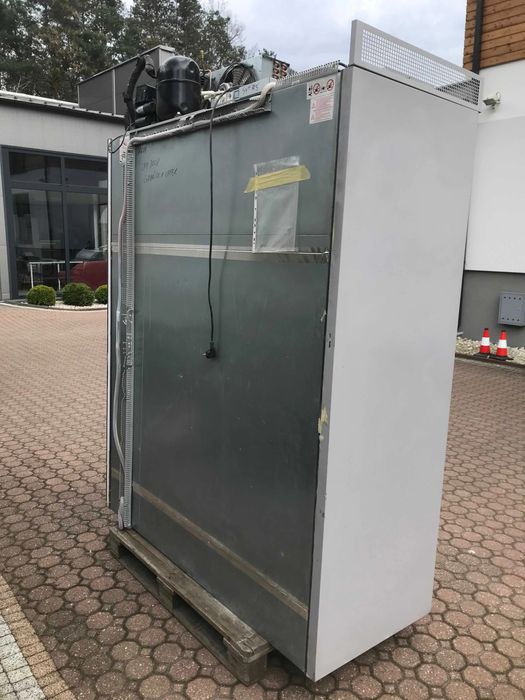 Vitrina frigorifica verticala pentru congelate