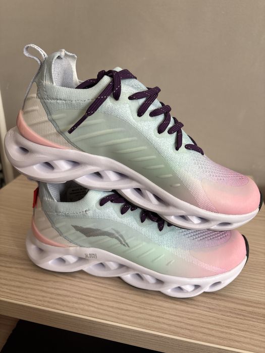 Кроссовки женские