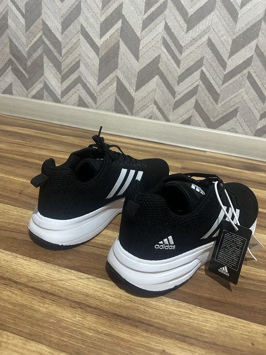 черные кроссовки adidas