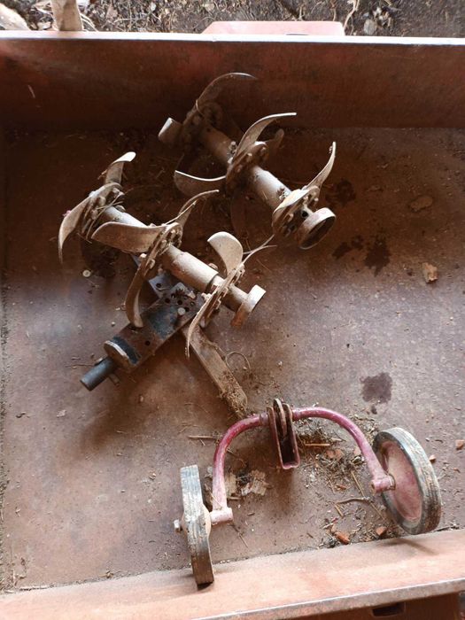 Продавам мотофреза с ремарке + инвентар