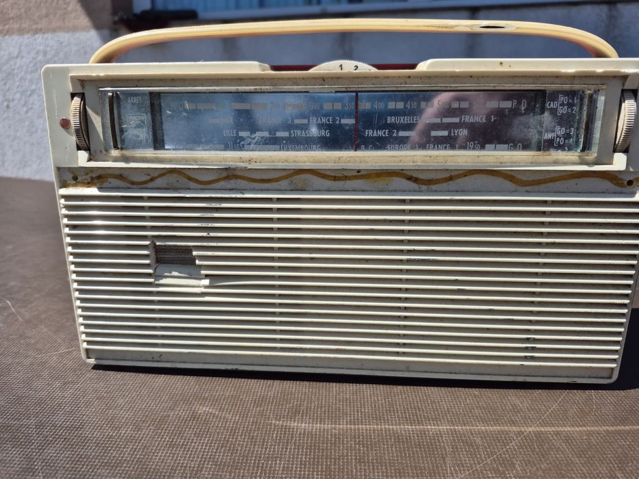 Vând Radio Philips model L3 F21T  made in France