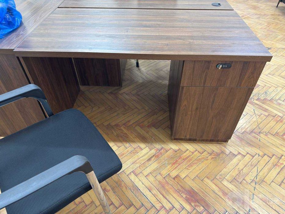 Письменный стол  с тумбочкой и с креслом