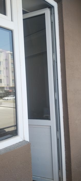 Пластиковые окна с дверью, балконник