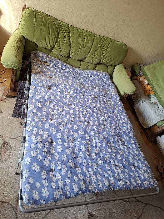 Разтегателен диван от масивно дърво