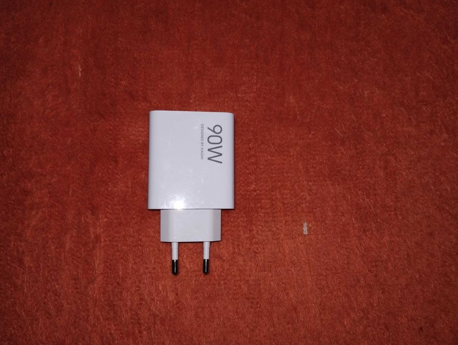Продавам зарядно 90 w
