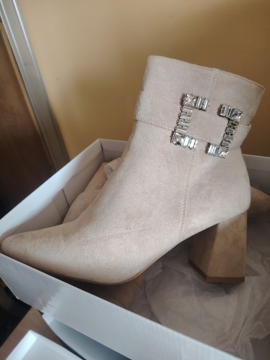 Продавам дамски боти