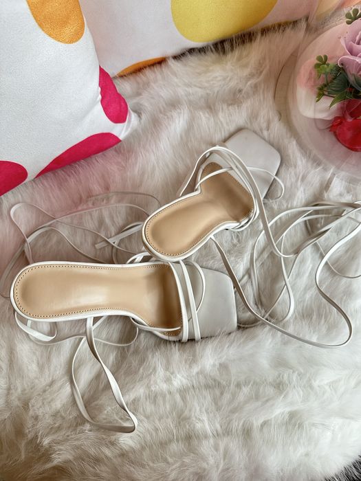 Бели сандали с прозрачен ток и връзки