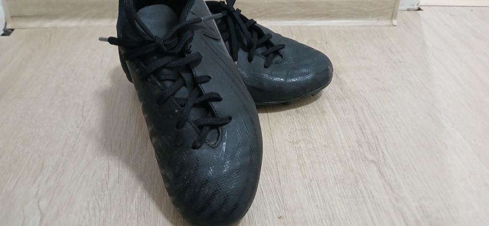 Vând crampoane fotbal marimea 36,5