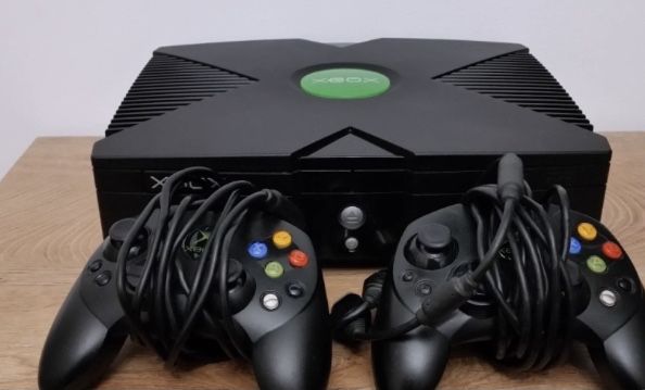 Конзола XBOX с два джойстика КАТО НОВА
