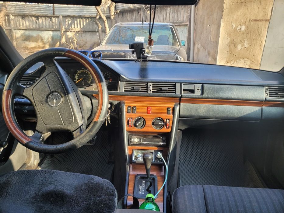 Продам запчасти на мерседес w124