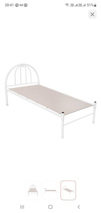 Односпальная кровать с матрасом.