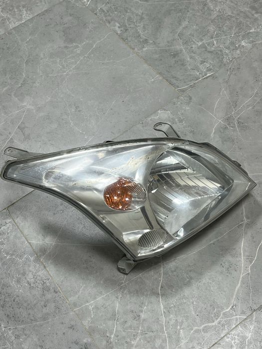 Фара правая от 120 кузова прады