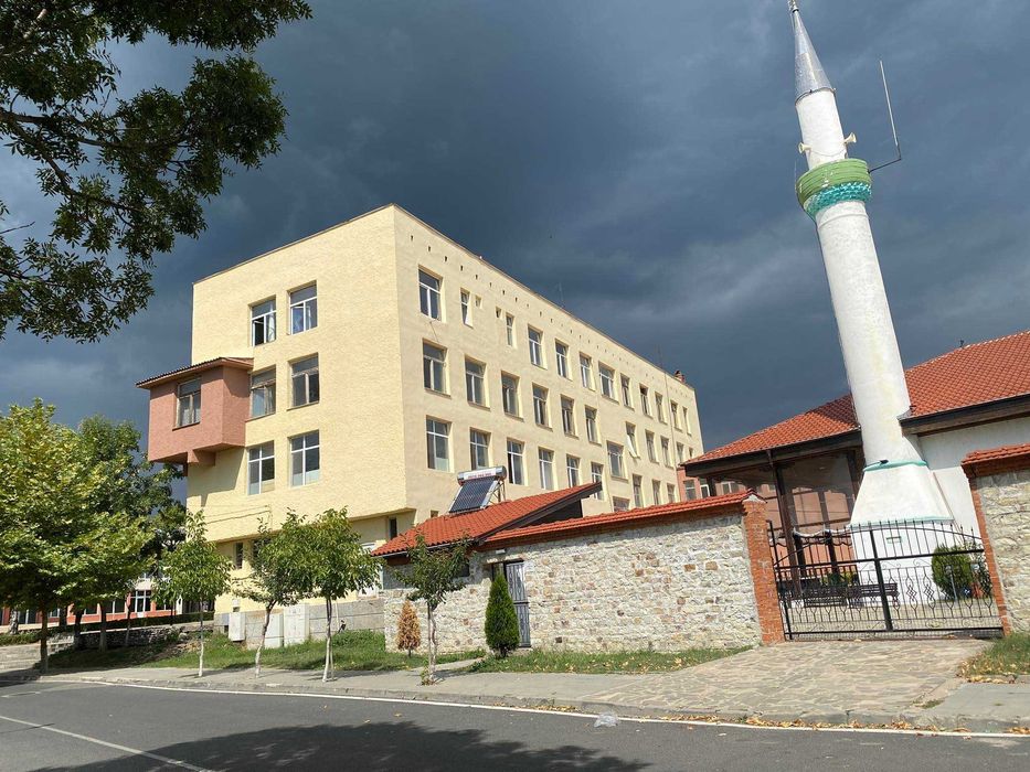 Половин етаж от сграда в центъра на гр. Джебел