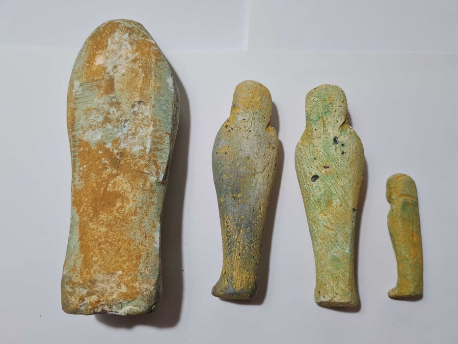 4 statuete egiptene din teracotă arsă