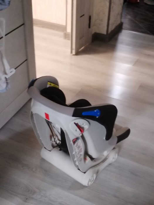 Продаётся автомобильные детское кресло