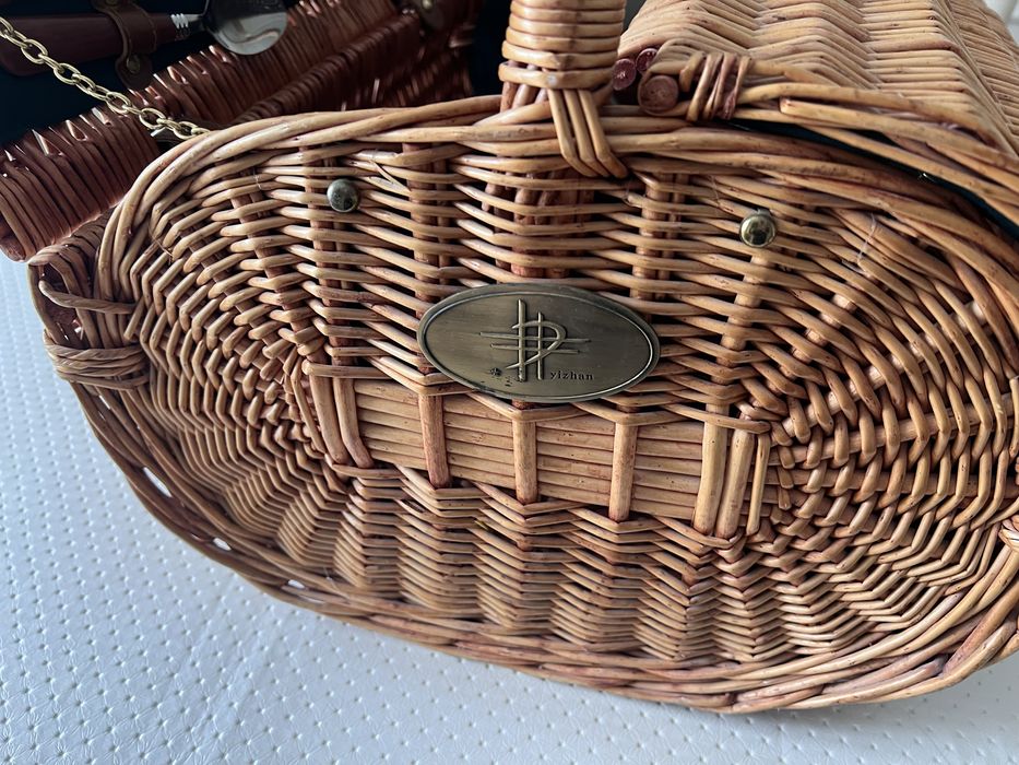 Корзина с посудами для пикника