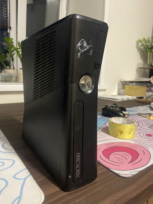 Продам XBOX 360 в нормальном состоянии