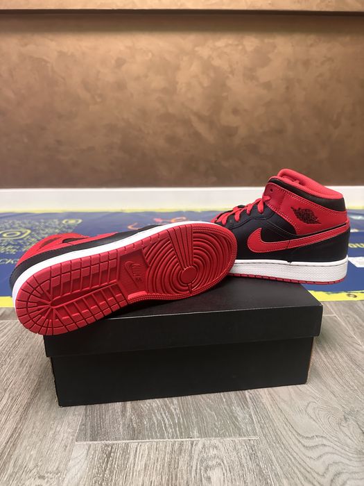 Jordan 1 mid rosu