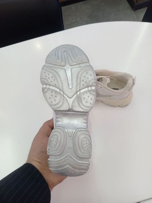 Женские кроссовка за 150000 сум