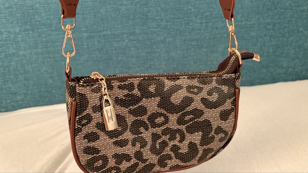 Чаета през рамо с деопардов принт