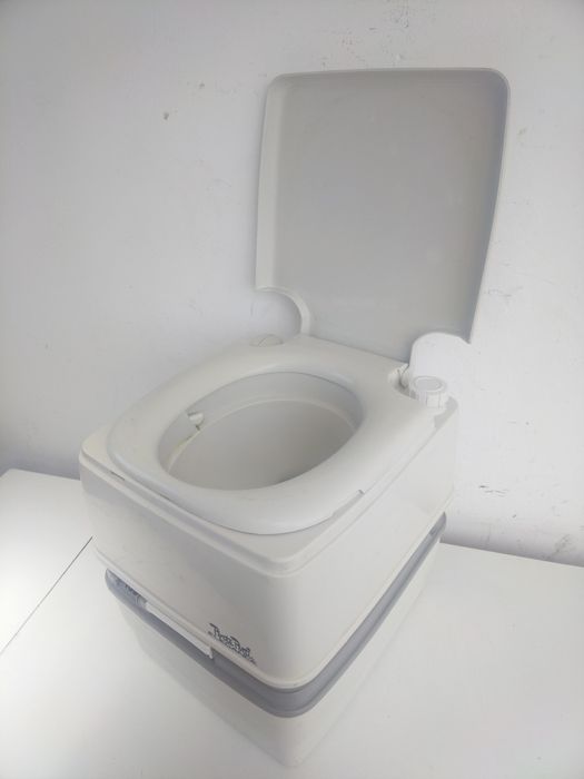 PORTA POTTY преносима химическа тоалетна за каравана, кемпер, къмпинг риболов вила
Разделя се на два контейнера.
Размер  41см.
Вместимост ре