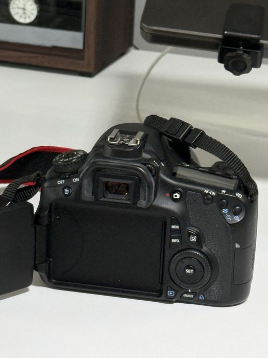 Vand kit foto Canon EOS 60D + obiectiv + blit detasabil