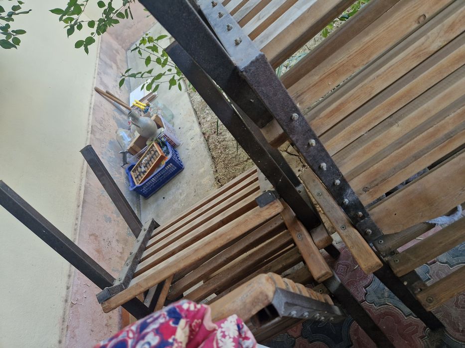 Дачник. Писменные столы и камот в хорошом состоянии. Срочно.