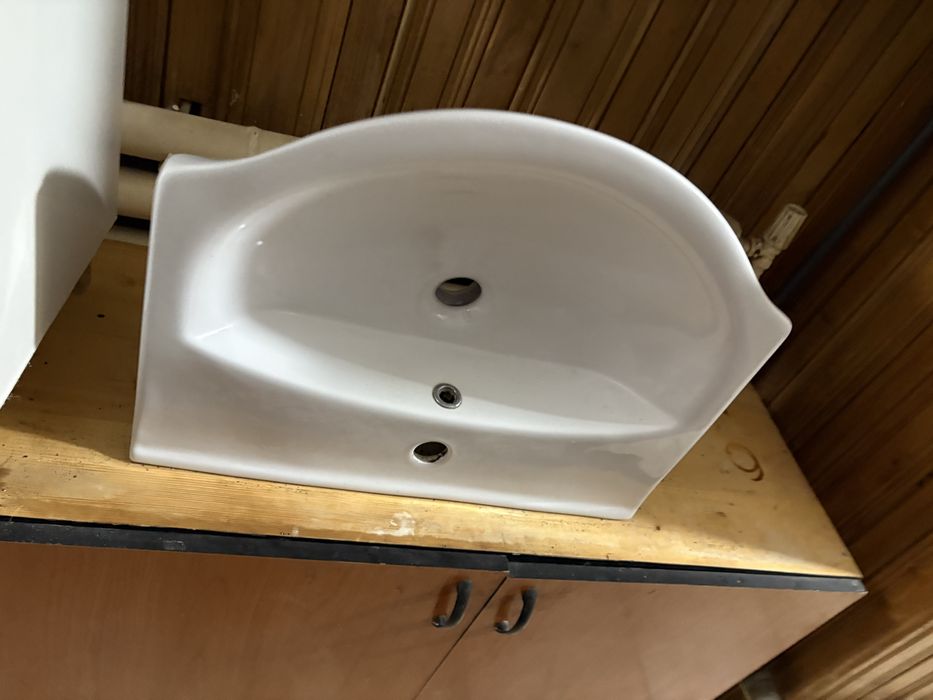 mobilier baie + lavoar ceramic alb modern foarte bun pentru apartament casă pensiune chirie renovare nou premium nefolosit iasi centru