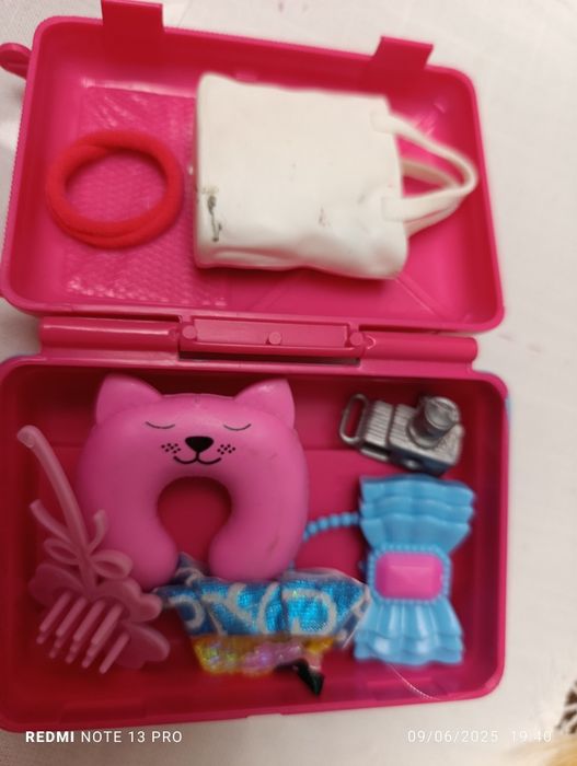 Кукла, чемодан и несколько вещей