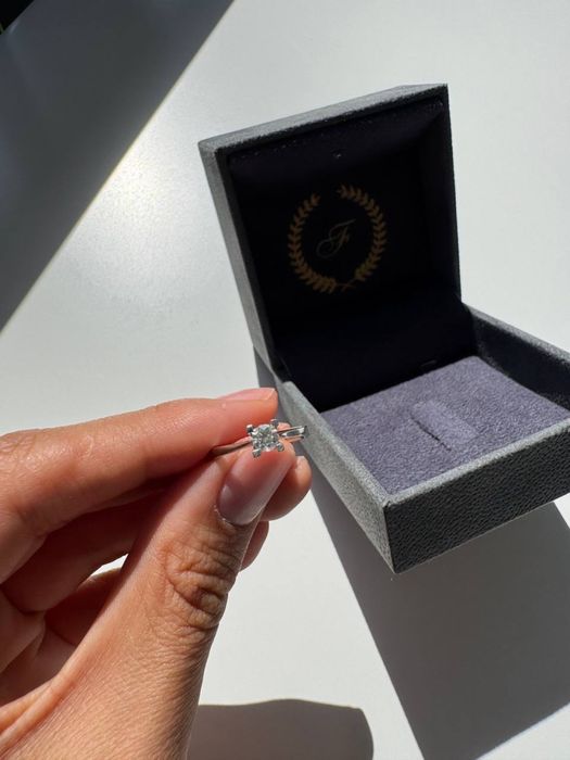 Золотое кольцо с бриллиантом