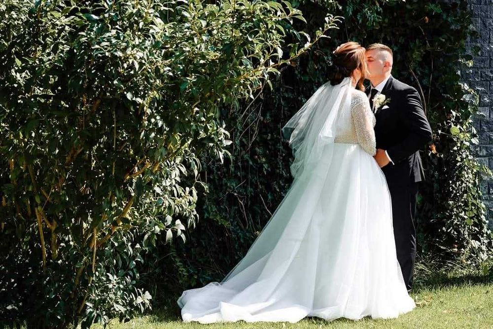 Vând rochiță de mireasă, cu mâneci si trenă, plus cerc de 3