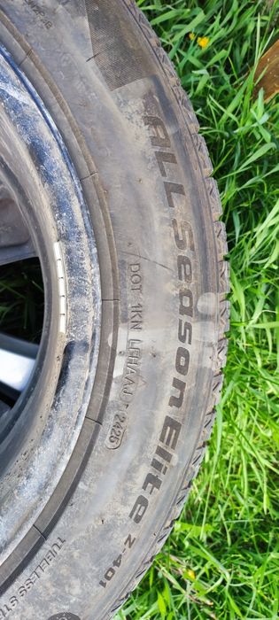 Vând 4 genti pe 18 și trei cauciucuri dot 2025 mărime 225/55/18
